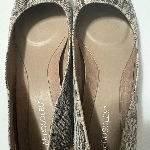 Aerosoles Sophisticated Black and Tan Leather Flats with Snakeskin Texture - Picture 9 of 14